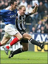 Alan Shearer in record breaking action v Portsmouth